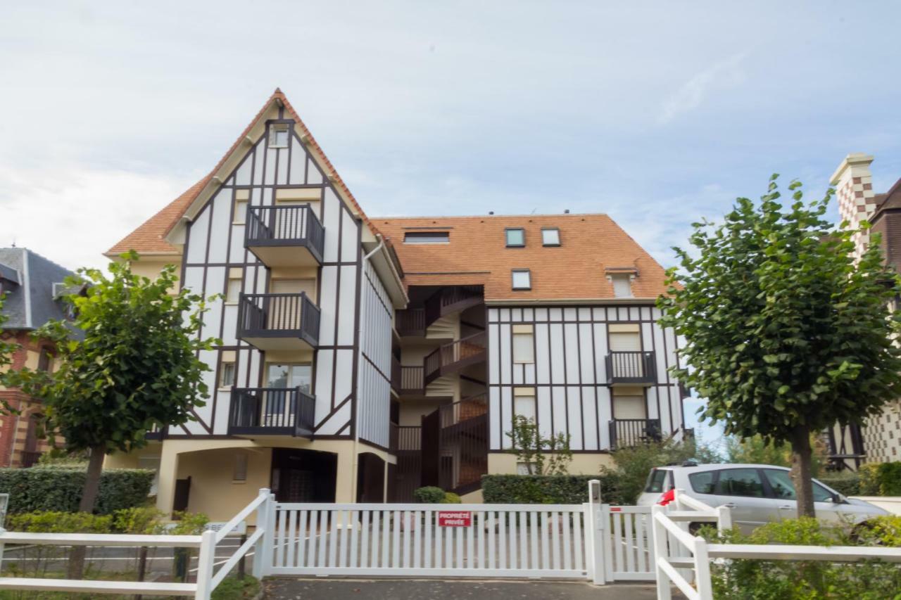Charmant Appartement Face A La Mer Avec Balcon Houlgate Exterior photo